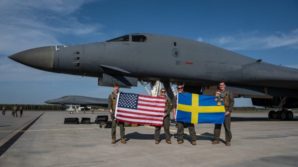 B-1B Lancer bombardıman uçakları İsveç’e iniş yaptı