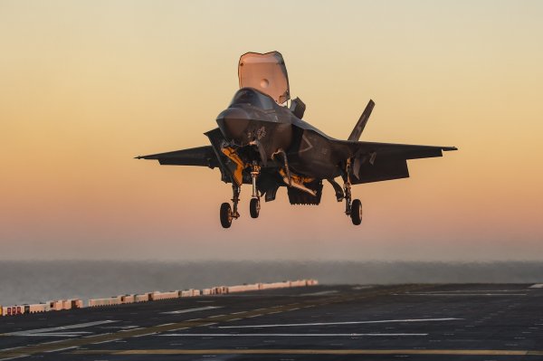 F-35B savaş uçağı iniş sırasında kaza kırıma uğradı